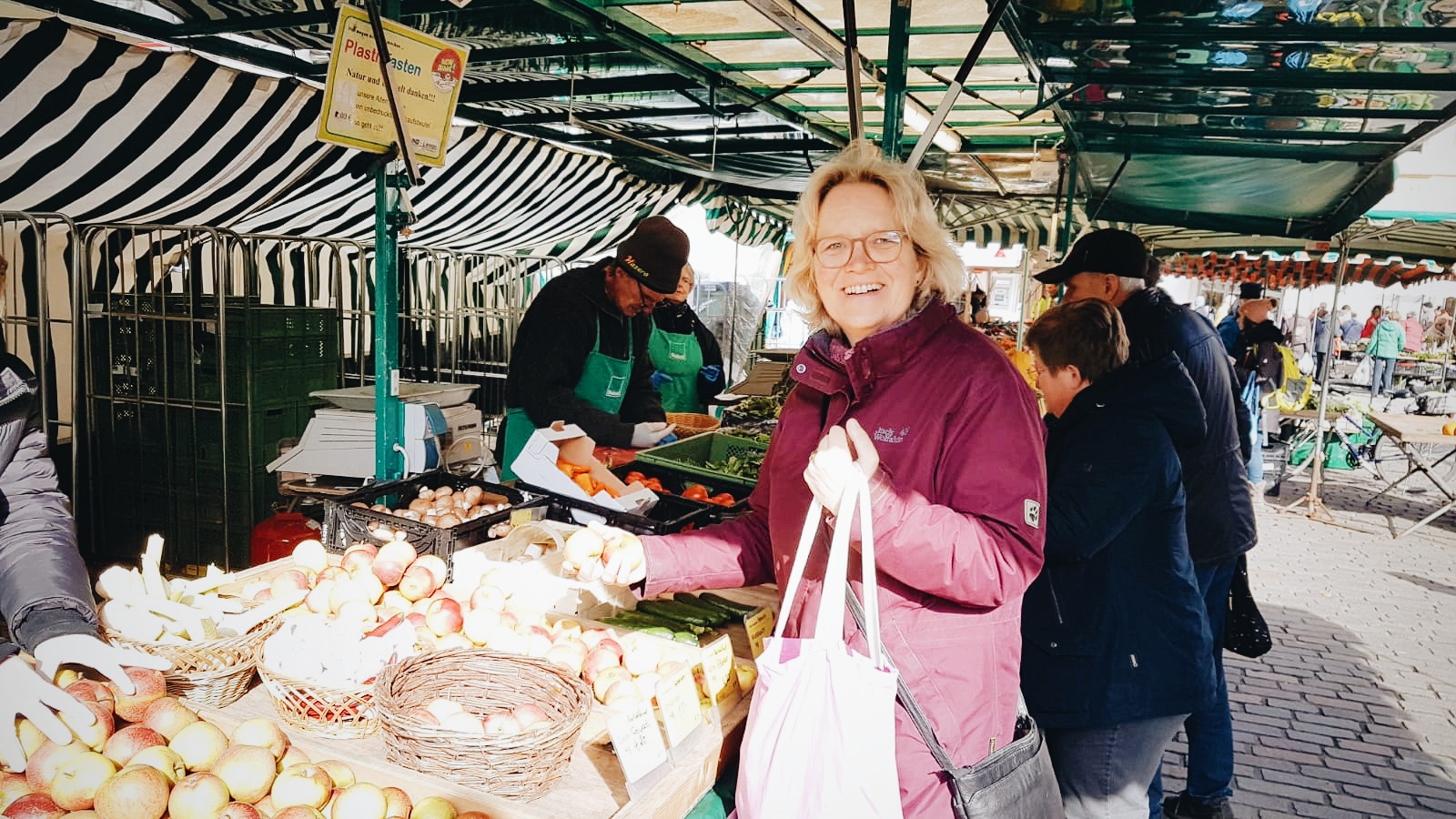 Katharina Kleine Vennekate kauft bio und regional auf dem Wochenmarkt