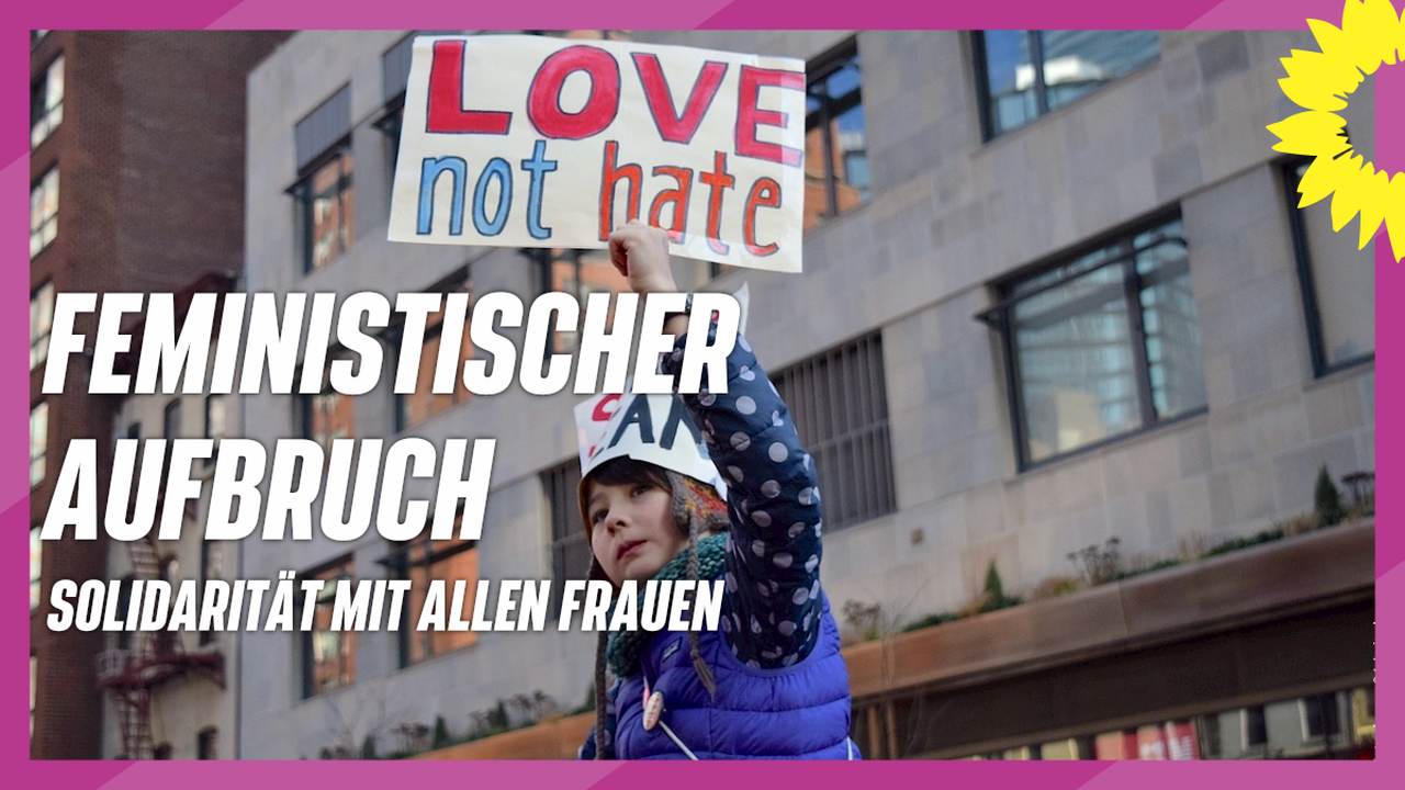 Frau auf einer Demo mit Plakat "Love Not Hate" - Text: Feministischer Aufbruch - Solidarität mit allen Frauen