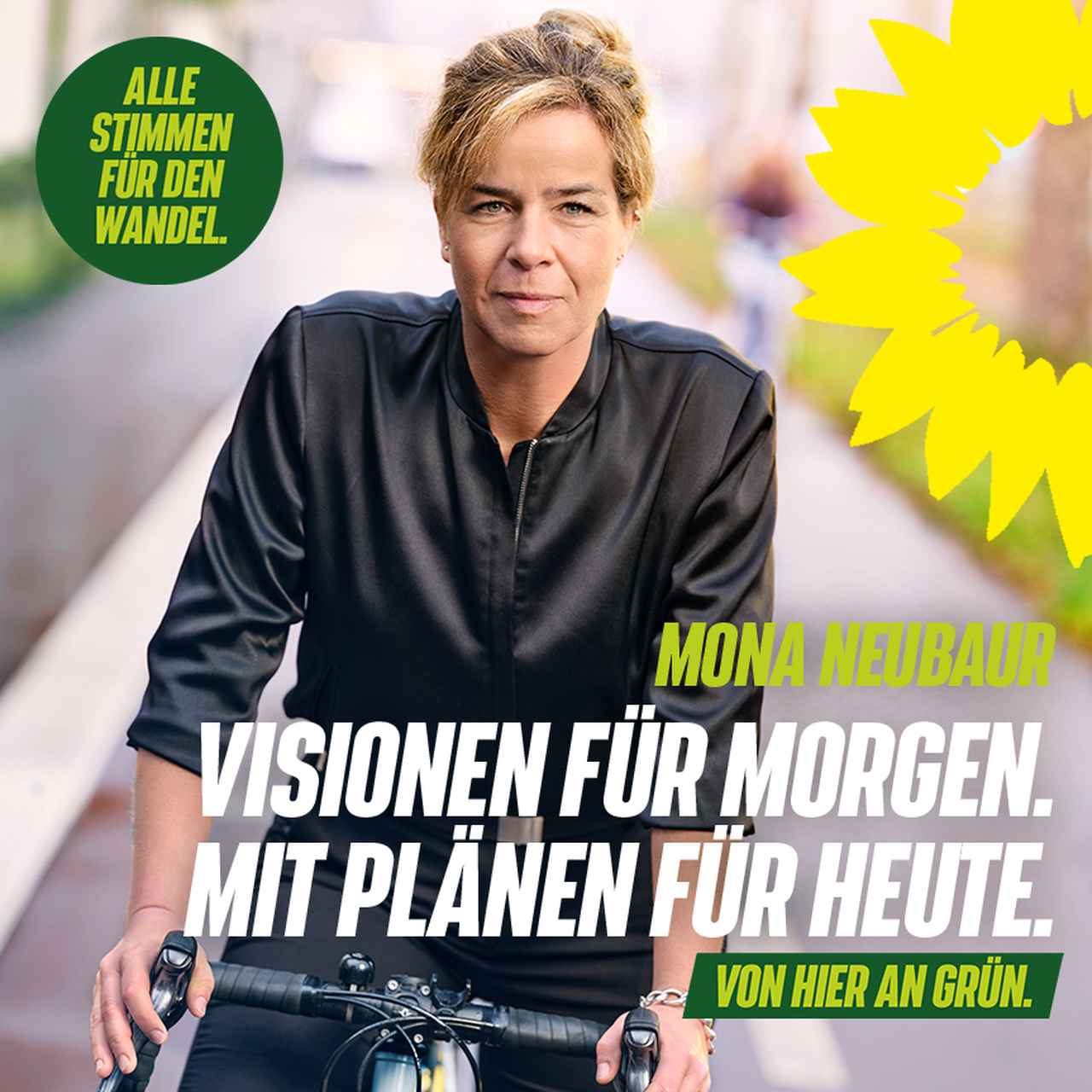 Mona Neubaur auf Rennrad - Text: Visionen für Morghen mit Plänen für Heute. Von hier an Grün. Alle Stimmen für den Wandel.