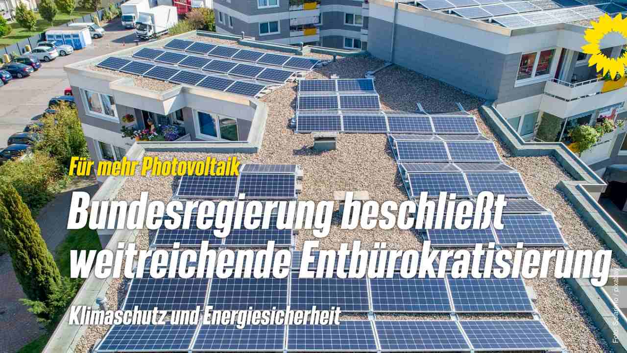 Photovoltaikanlage auf Betriebsdach - Text: Für mehr Photovoltaik - Bundesregierung beschließt weitreichende Entbürokratisierung - Klimaschutz und Energiesicherheit