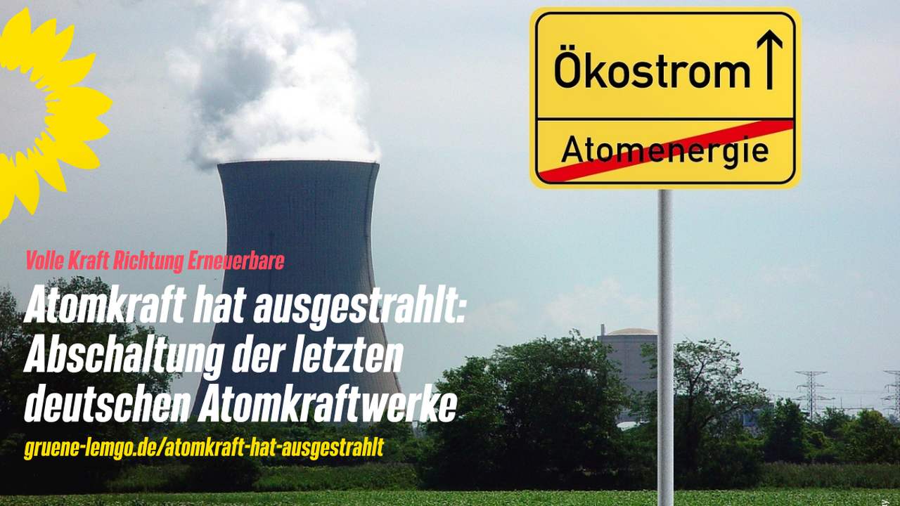 Atomkraftwerk mit Ortsausgangsschild im Vordergrund. Auf dem Schild ist das Wort Atomenergie durchgestrichen. Darüber steht das Wort Ökostrom als Hinweis auf den nächsten Ort.