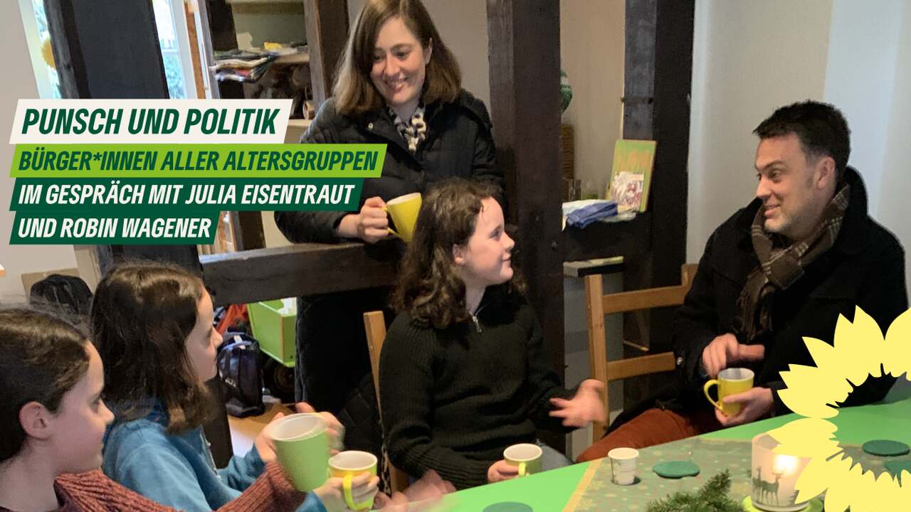 Julia Eisentraut und Robin Wagener im Gespräch mit jungen Politikinteressierten - Text siehe Überschrift - Logo Bündnis 90/Die Grünen