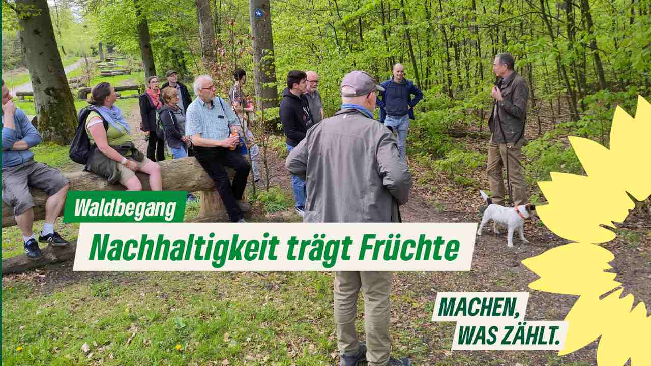 Förster i.R. Hans-Friedrich Meiercord informiert im Wald die Teilnehmenden - Text: Waldbegang - Nachhaltigkeit trägt FrüchteM; Machen, was zählt.